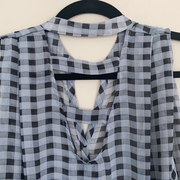 Sheer flowe tank top with back opening - Picture 4 of 4